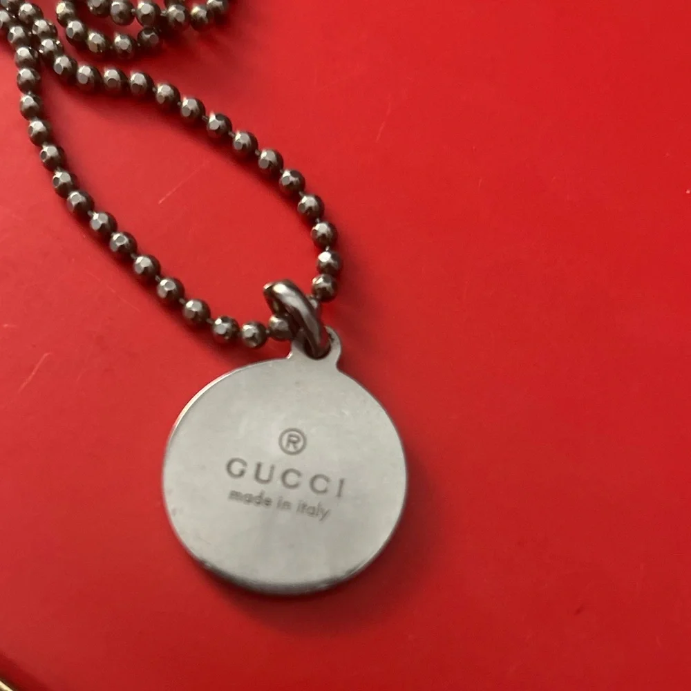 Gucci Resin & Enamel Crest Pendant Necklace - full inclusion - Picture 4 of 6